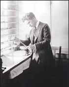 Chaplin dans le laboratoire (c) D.R.