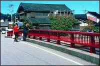 De l'eau tiède sous un pont rouge (c) D.R.